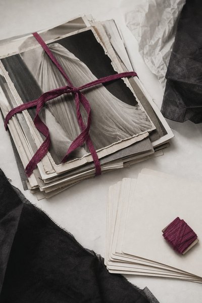 リボンで束ねた誌面の切り抜きと索引カードの資料アーカイブ(AI生成画像)